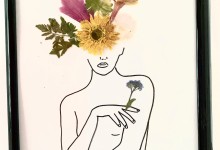 frau mit gelber blume