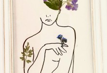 oberkörper blaue blumen